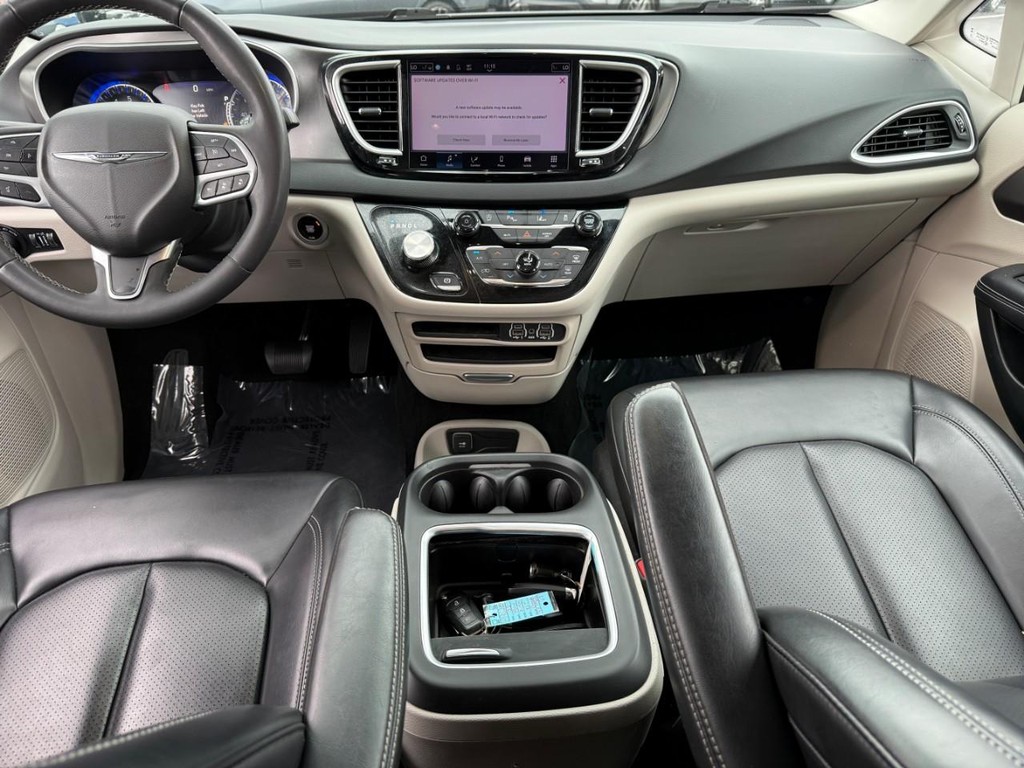 Chrysler Pacifica Vehicle Full-screen Gallery Image 11