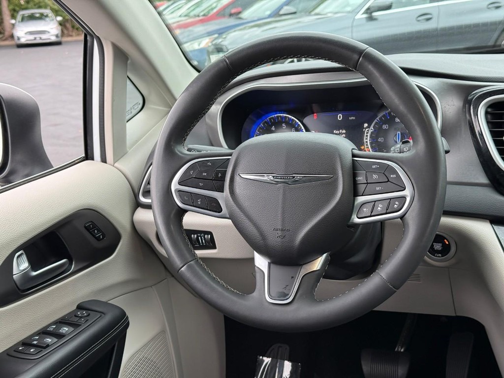 Chrysler Pacifica Vehicle Full-screen Gallery Image 12
