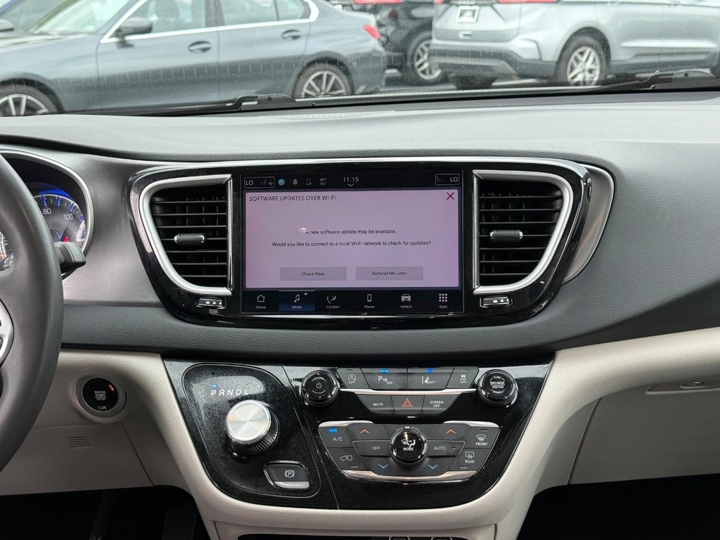 Chrysler Pacifica Vehicle Full-screen Gallery Image 13