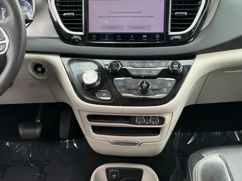 Chrysler Pacifica Vehicle Full-screen Gallery Image 14
