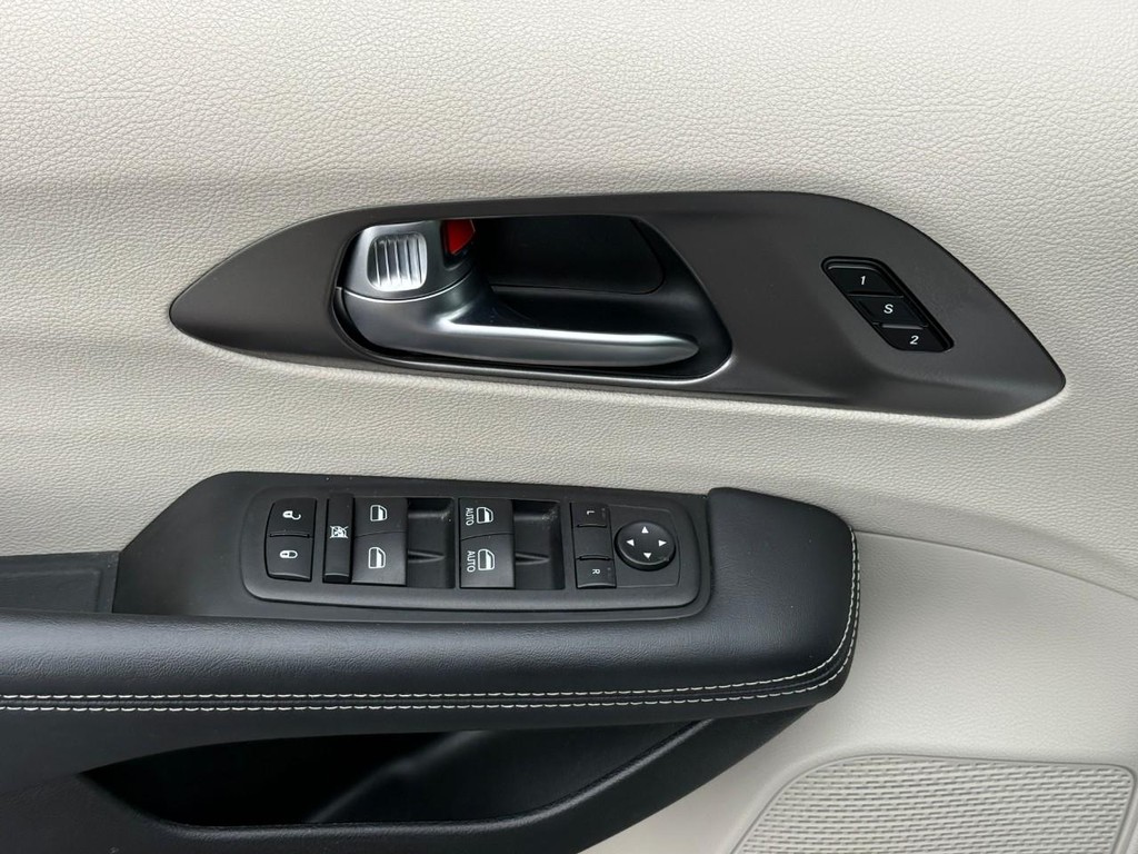 Chrysler Pacifica Vehicle Full-screen Gallery Image 15