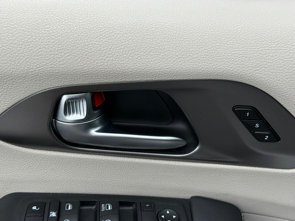 Chrysler Pacifica Vehicle Full-screen Gallery Image 16