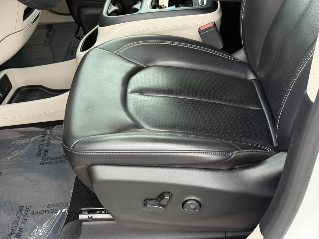 Chrysler Pacifica Vehicle Full-screen Gallery Image 17