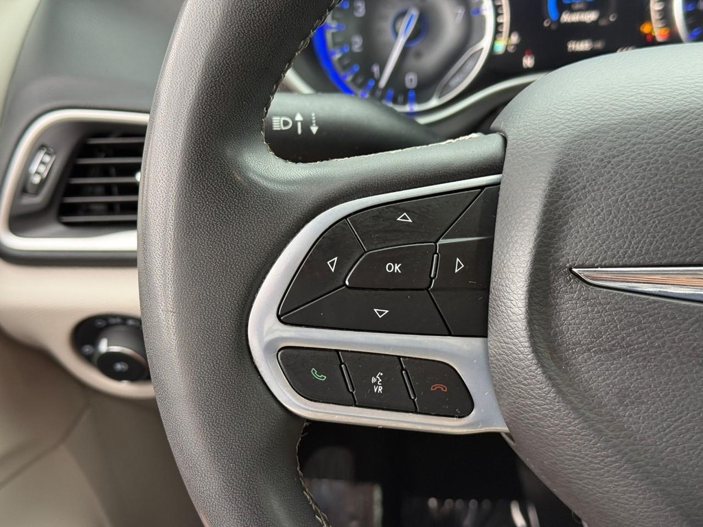 Chrysler Pacifica Vehicle Full-screen Gallery Image 19