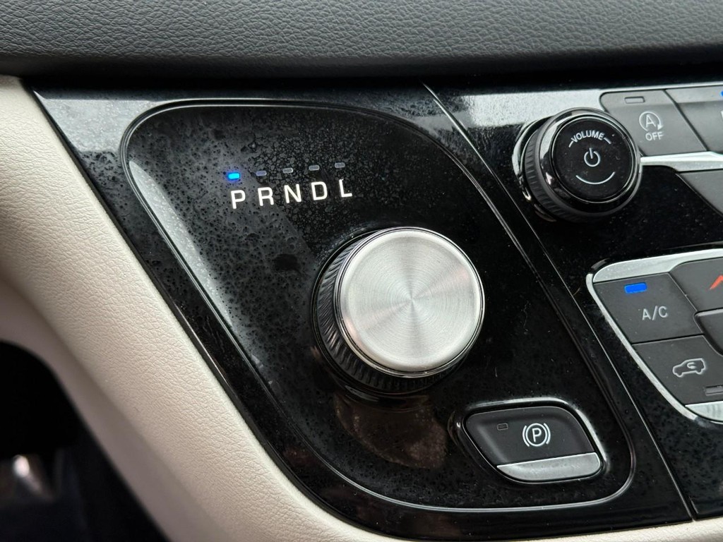 Chrysler Pacifica Vehicle Full-screen Gallery Image 21