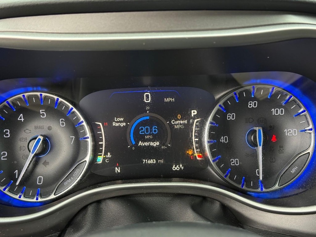 Chrysler Pacifica Vehicle Full-screen Gallery Image 22