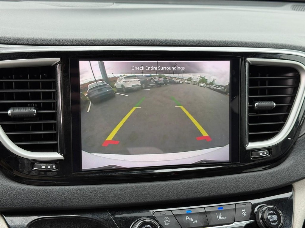 Chrysler Pacifica Vehicle Full-screen Gallery Image 23