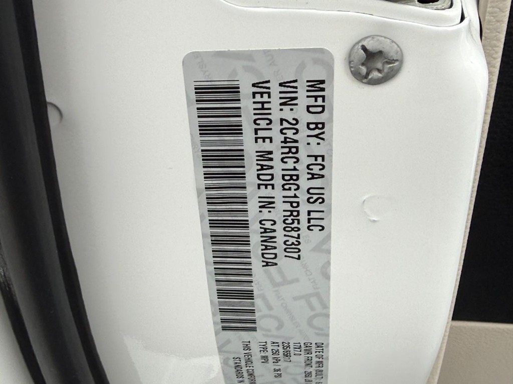 Chrysler Pacifica Vehicle Full-screen Gallery Image 24