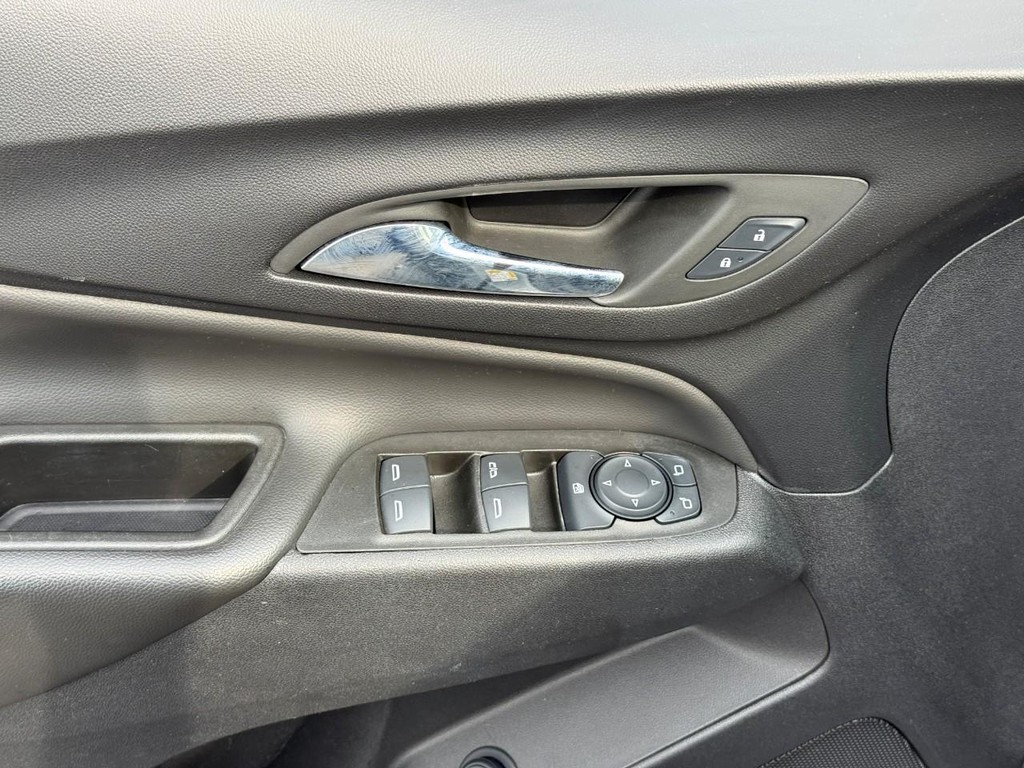 Chevrolet Equinox Vehicle Full-screen Gallery Image 15