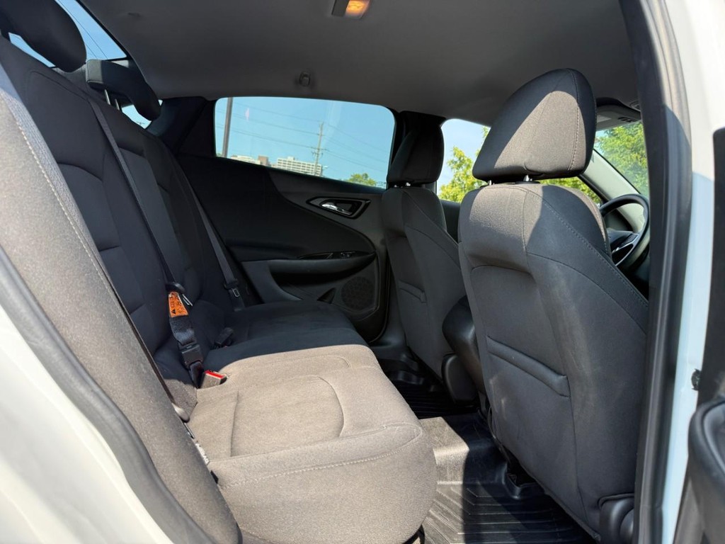 Chevrolet Malibu Vehicle Full-screen Gallery Image 11