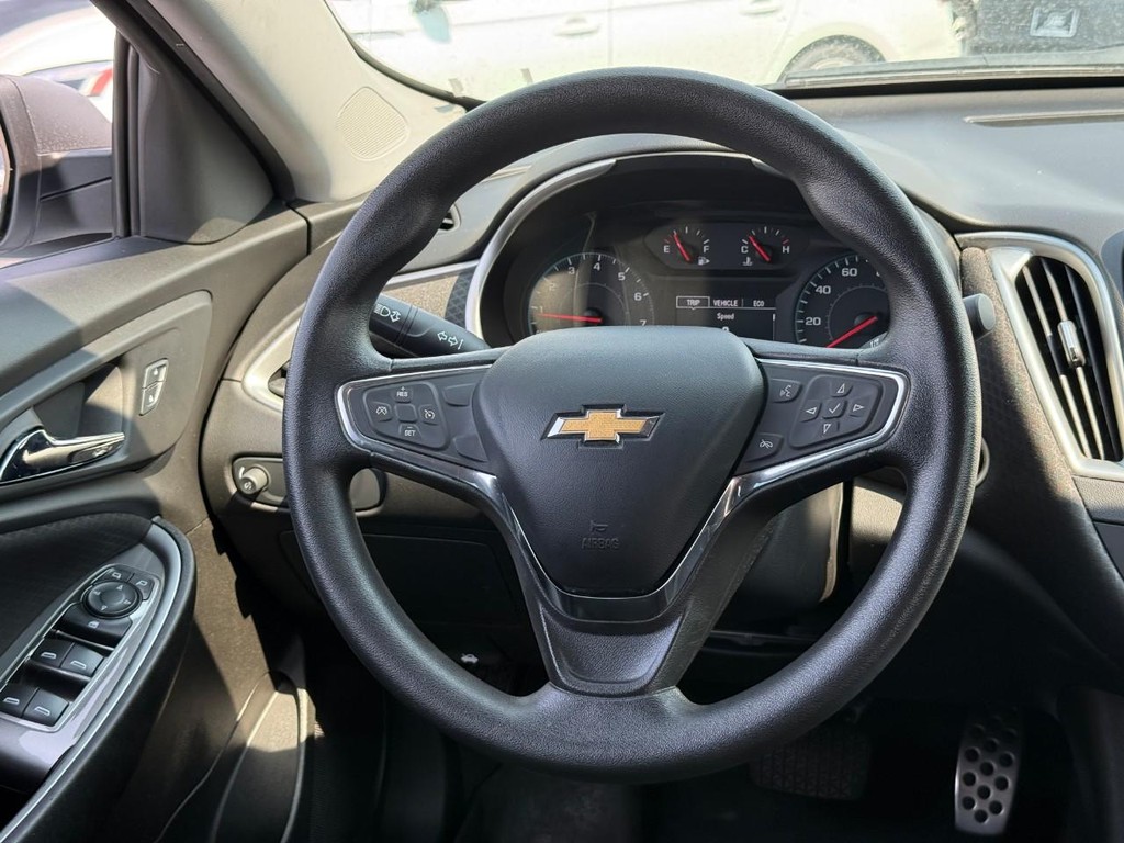 Chevrolet Malibu Vehicle Full-screen Gallery Image 13