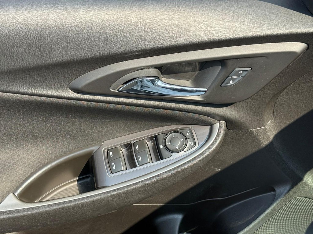 Chevrolet Malibu Vehicle Full-screen Gallery Image 16