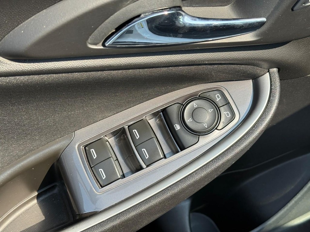 Chevrolet Malibu Vehicle Full-screen Gallery Image 17