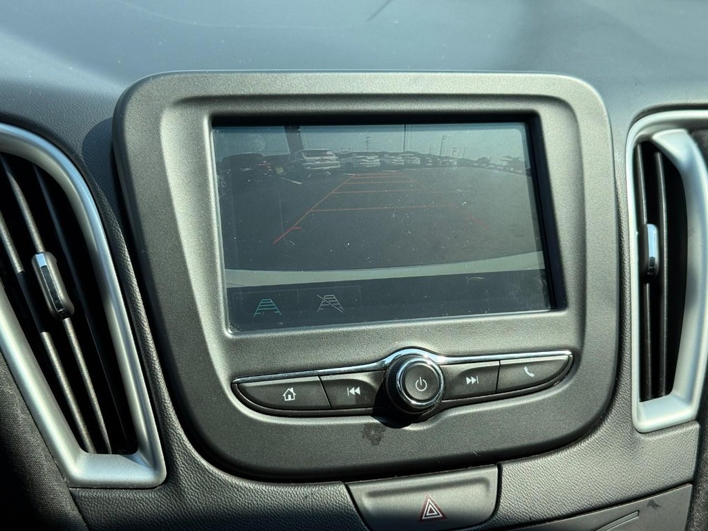 Chevrolet Malibu Vehicle Full-screen Gallery Image 24