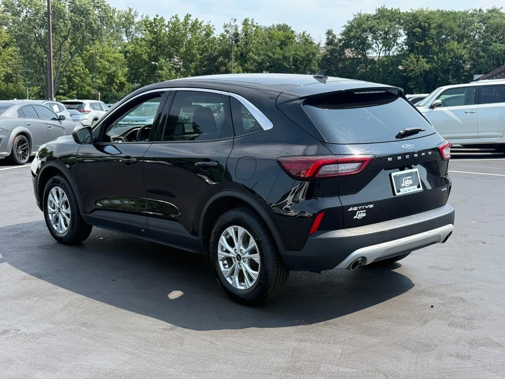 Ford Escape Vehicle Full-screen Gallery Image 04