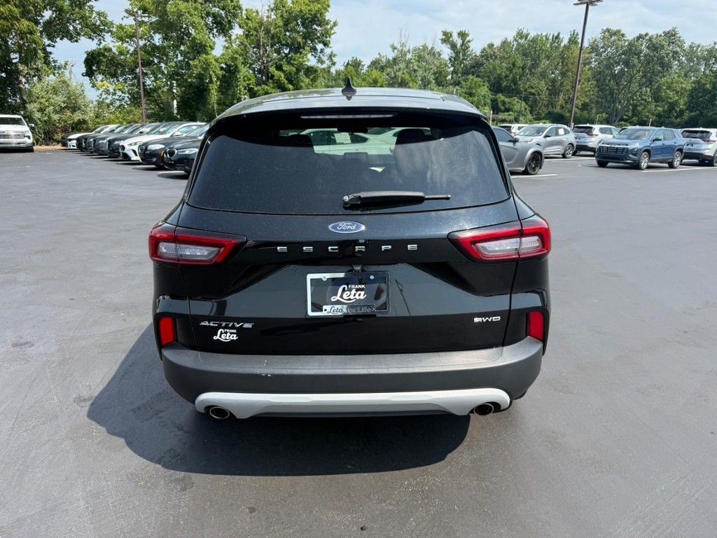 Ford Escape Vehicle Full-screen Gallery Image 08