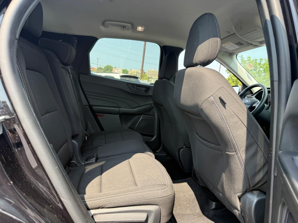 Ford Escape Vehicle Full-screen Gallery Image 11