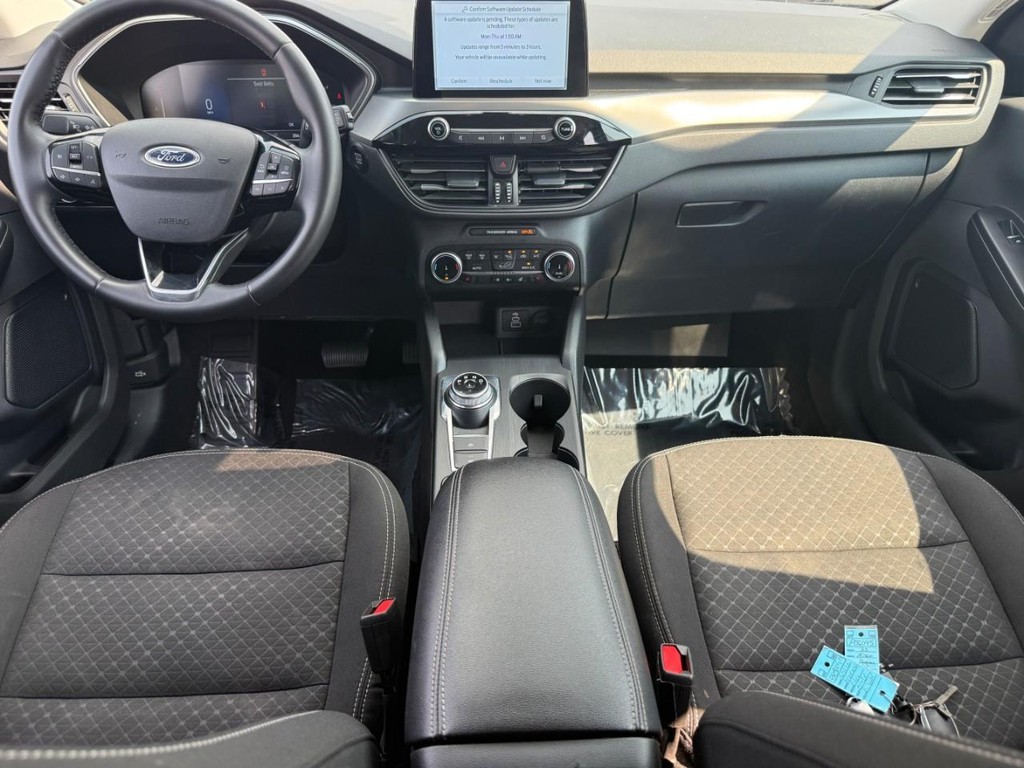 Ford Escape Vehicle Full-screen Gallery Image 12
