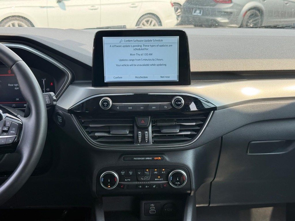 Ford Escape Vehicle Full-screen Gallery Image 14