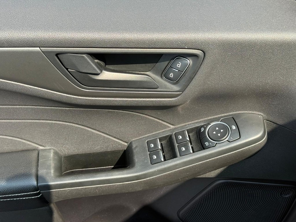 Ford Escape Vehicle Full-screen Gallery Image 17