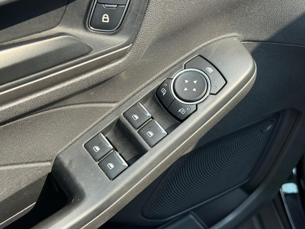Ford Escape Vehicle Full-screen Gallery Image 18
