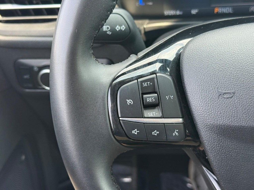Ford Escape Vehicle Full-screen Gallery Image 21