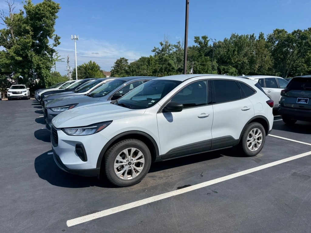 Ford Escape Vehicle Full-screen Gallery Image 04