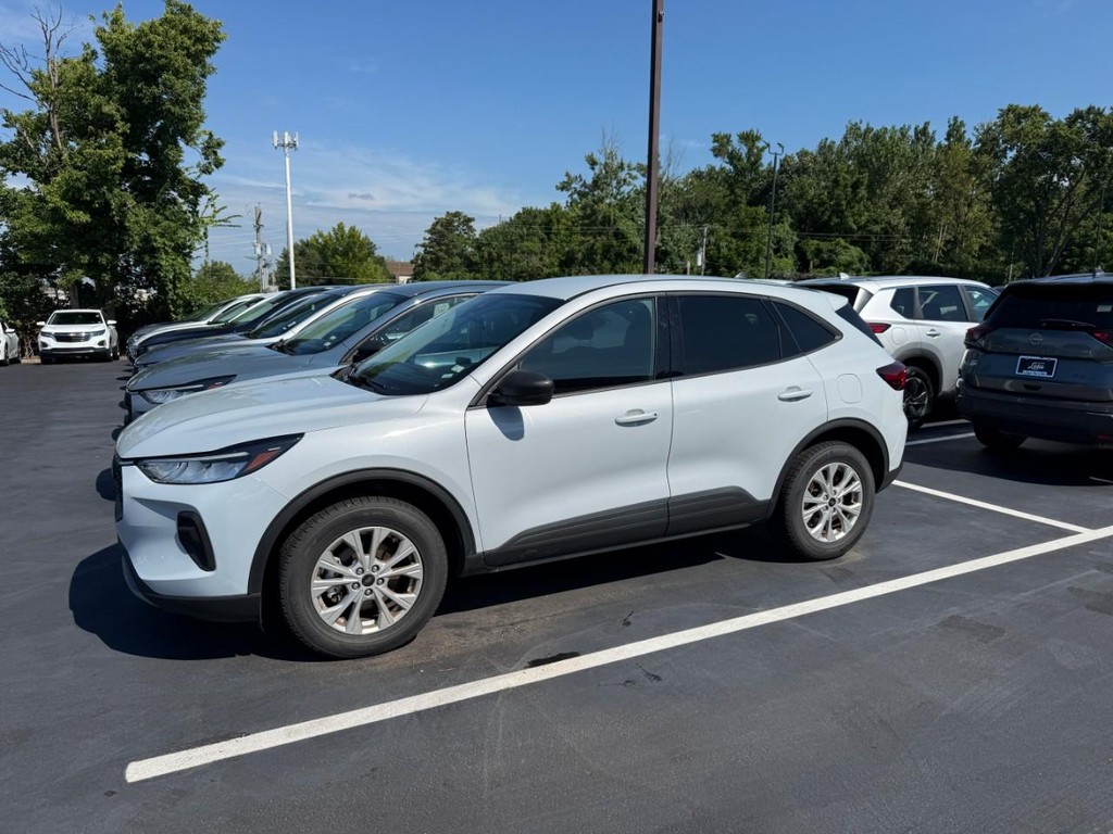Ford Escape Vehicle Full-screen Gallery Image 05