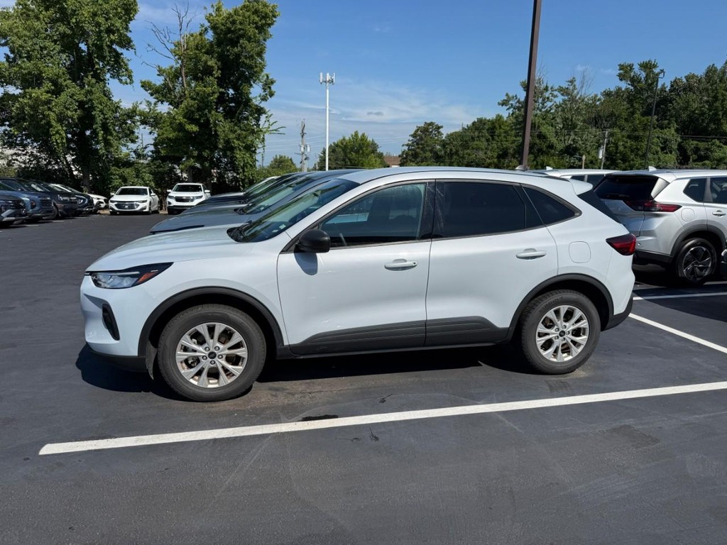 Ford Escape Vehicle Full-screen Gallery Image 08