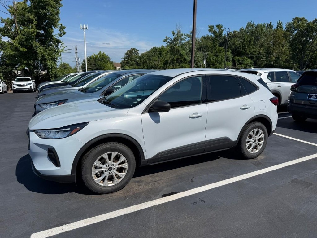 Ford Escape Vehicle Full-screen Gallery Image 09