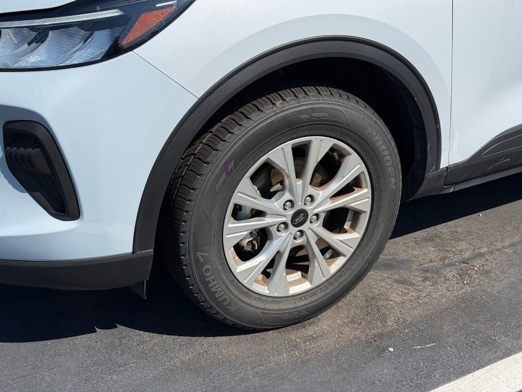 Ford Escape Vehicle Full-screen Gallery Image 10