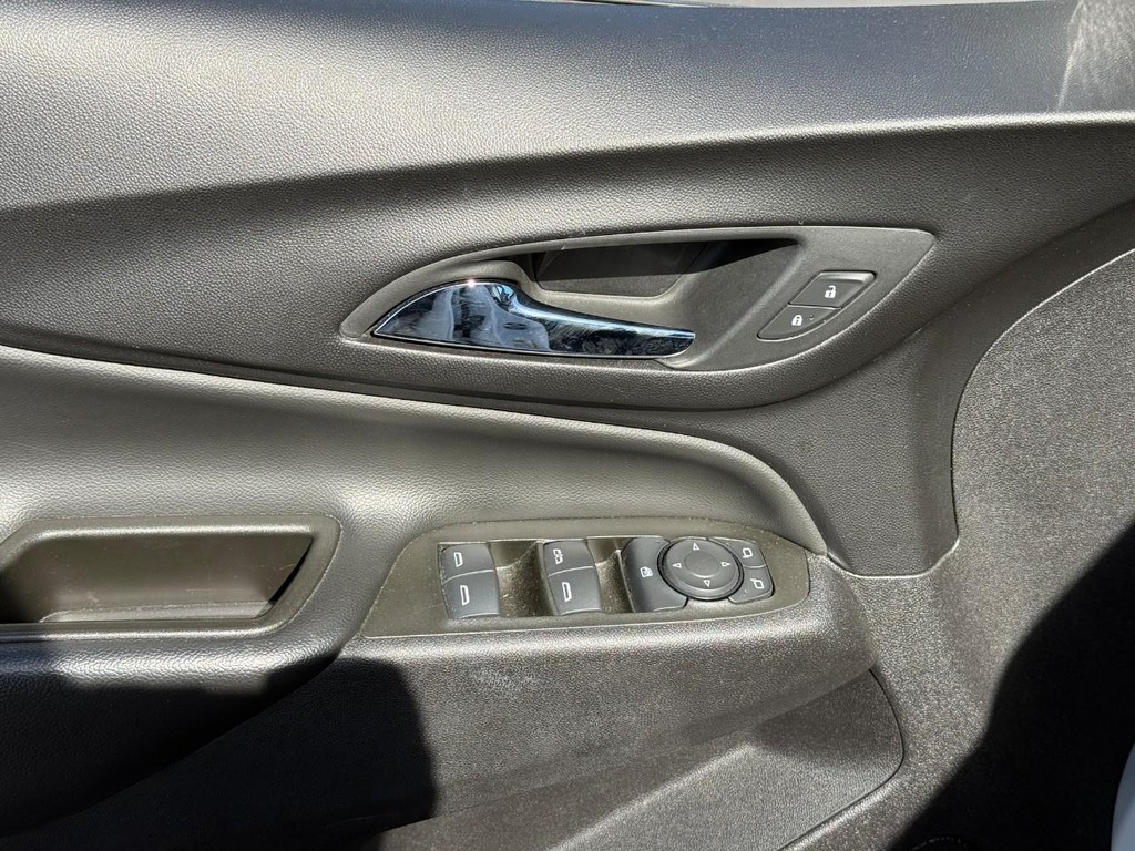Chevrolet Equinox Vehicle Full-screen Gallery Image 17