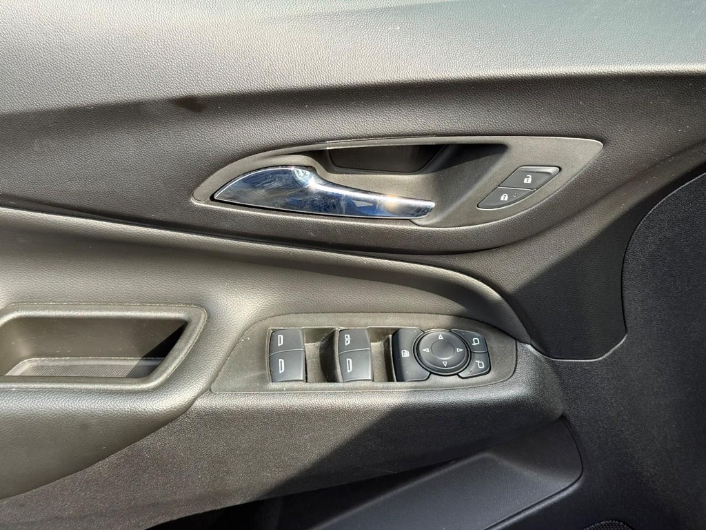 Chevrolet Equinox Vehicle Full-screen Gallery Image 16