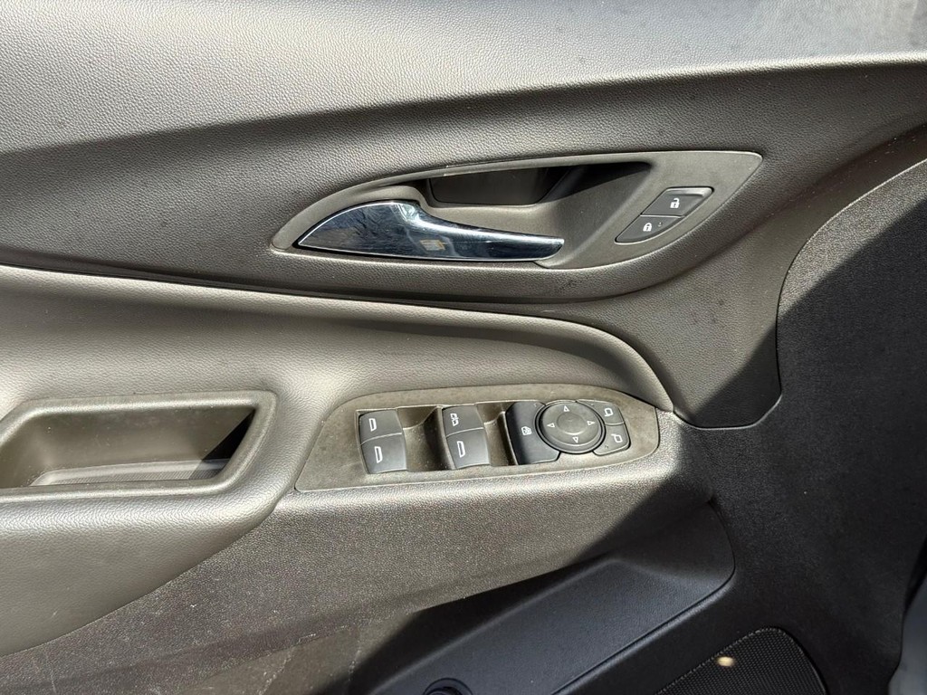 Chevrolet Equinox Vehicle Full-screen Gallery Image 16