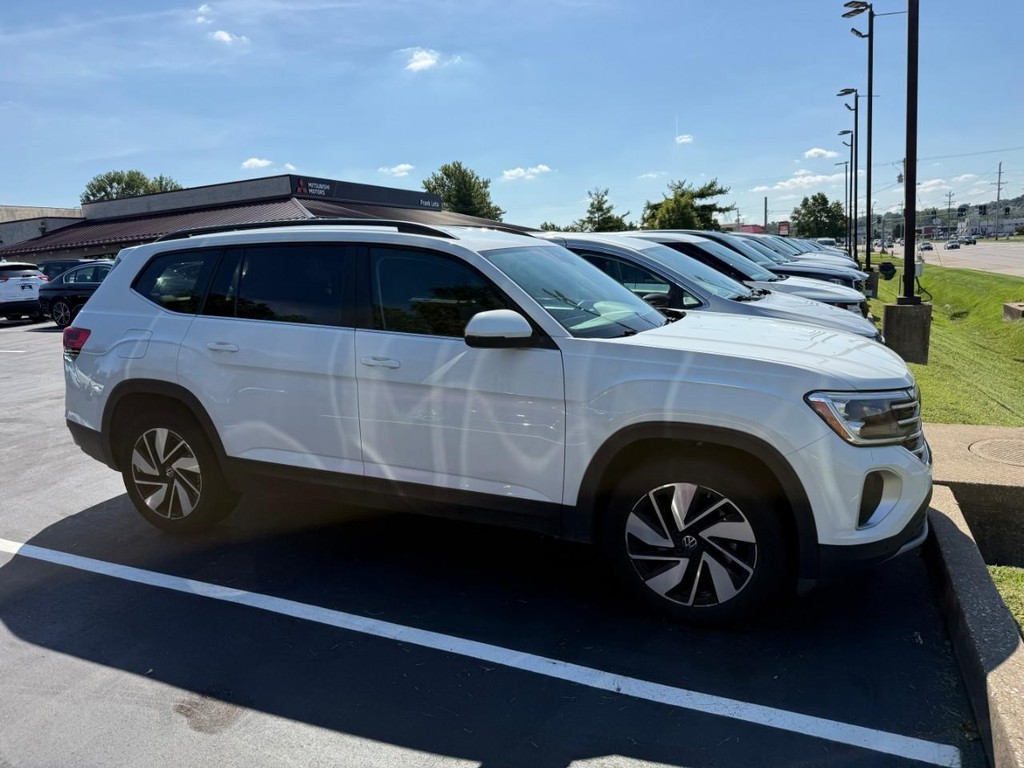 Volkswagen Atlas Vehicle Full-screen Gallery Image 02