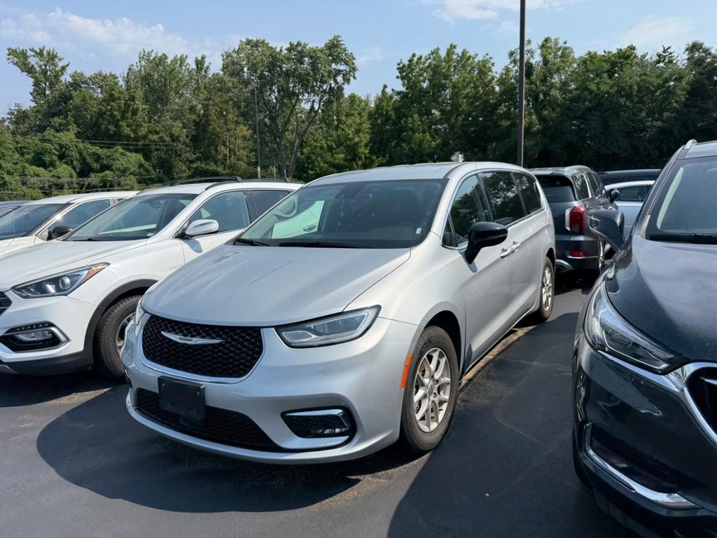 Chrysler Pacifica Vehicle Full-screen Gallery Image 02