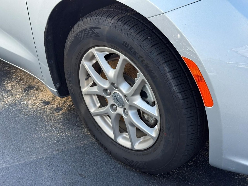 Chrysler Pacifica Vehicle Full-screen Gallery Image 09