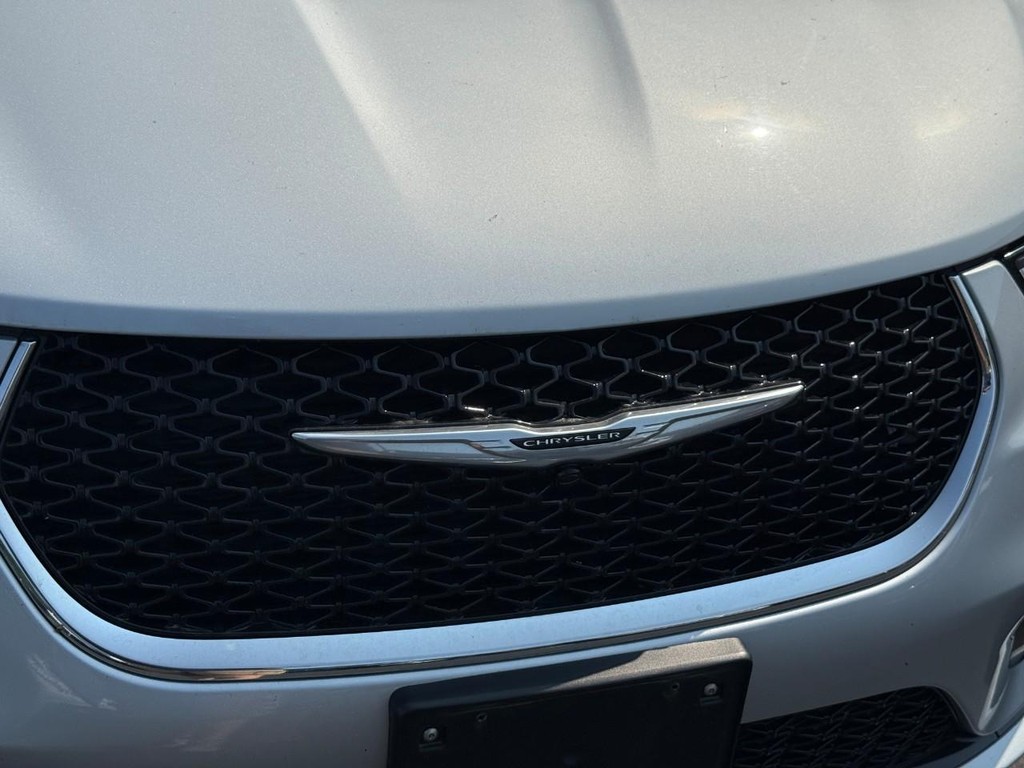Chrysler Pacifica Vehicle Full-screen Gallery Image 10