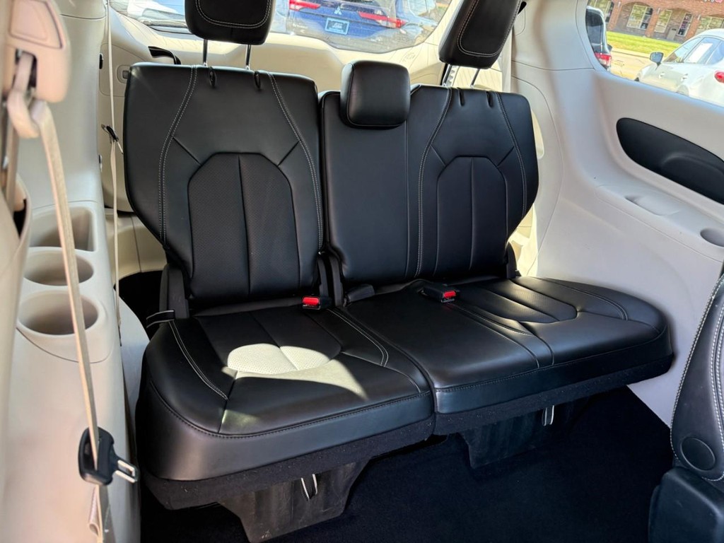 Chrysler Pacifica Vehicle Full-screen Gallery Image 11