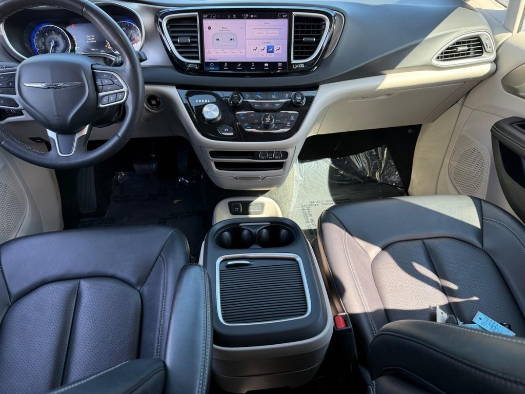 Chrysler Pacifica Vehicle Full-screen Gallery Image 12