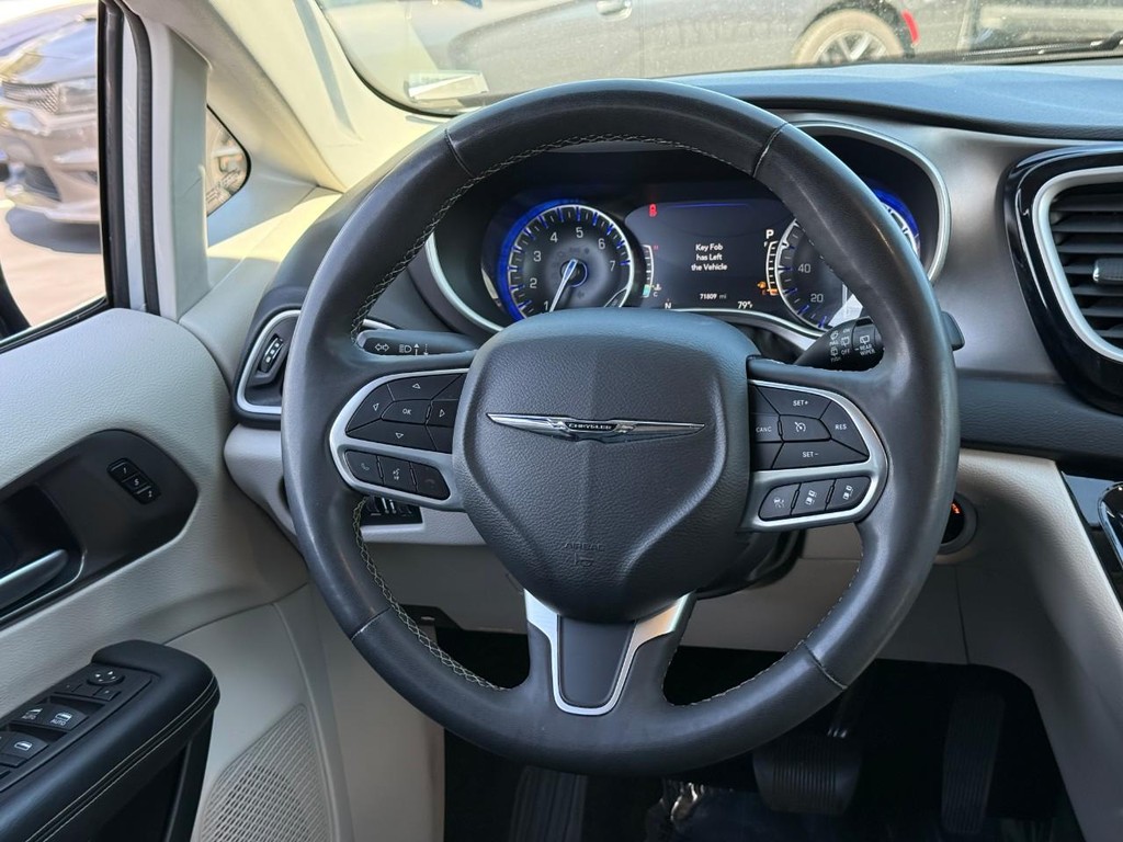Chrysler Pacifica Vehicle Full-screen Gallery Image 13