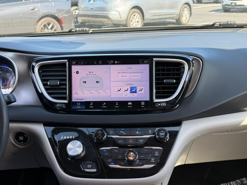 Chrysler Pacifica Vehicle Full-screen Gallery Image 14