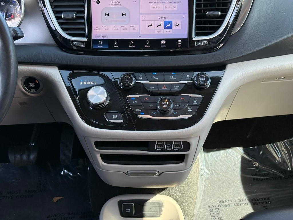 Chrysler Pacifica Vehicle Full-screen Gallery Image 15