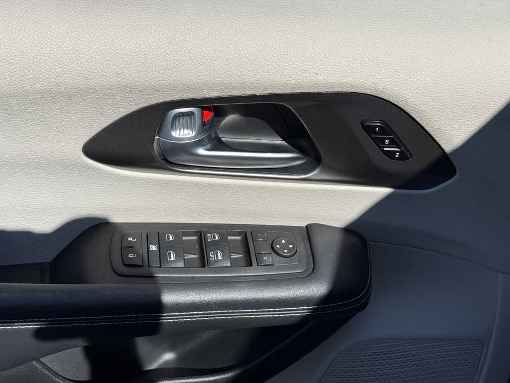 Chrysler Pacifica Vehicle Full-screen Gallery Image 16