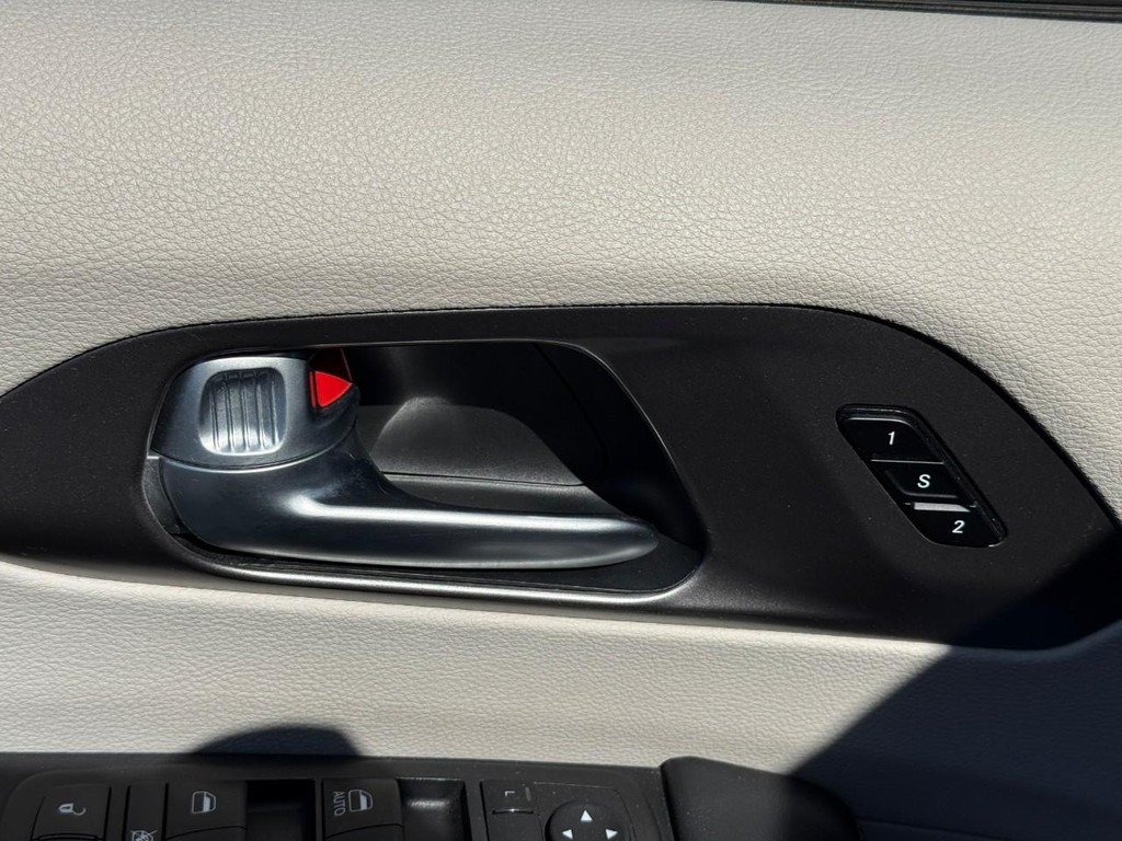 Chrysler Pacifica Vehicle Full-screen Gallery Image 17