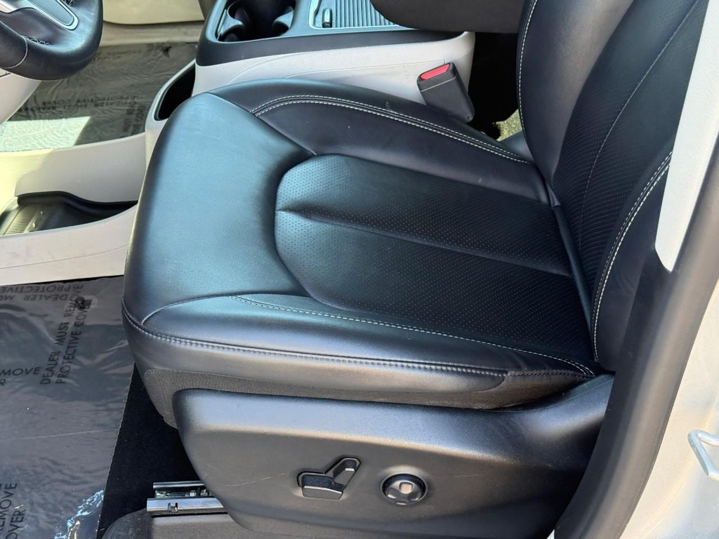 Chrysler Pacifica Vehicle Full-screen Gallery Image 18