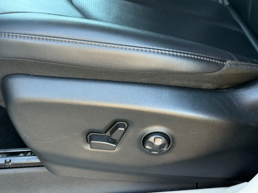 Chrysler Pacifica Vehicle Full-screen Gallery Image 19