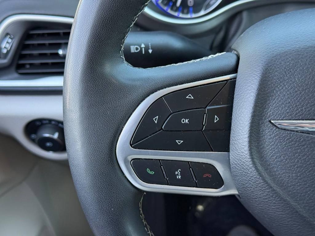 Chrysler Pacifica Vehicle Full-screen Gallery Image 20