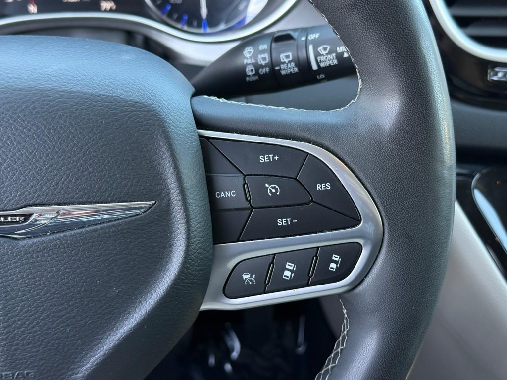 Chrysler Pacifica Vehicle Full-screen Gallery Image 21