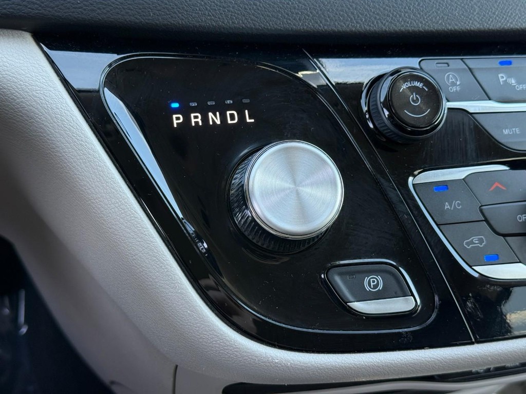Chrysler Pacifica Vehicle Full-screen Gallery Image 23